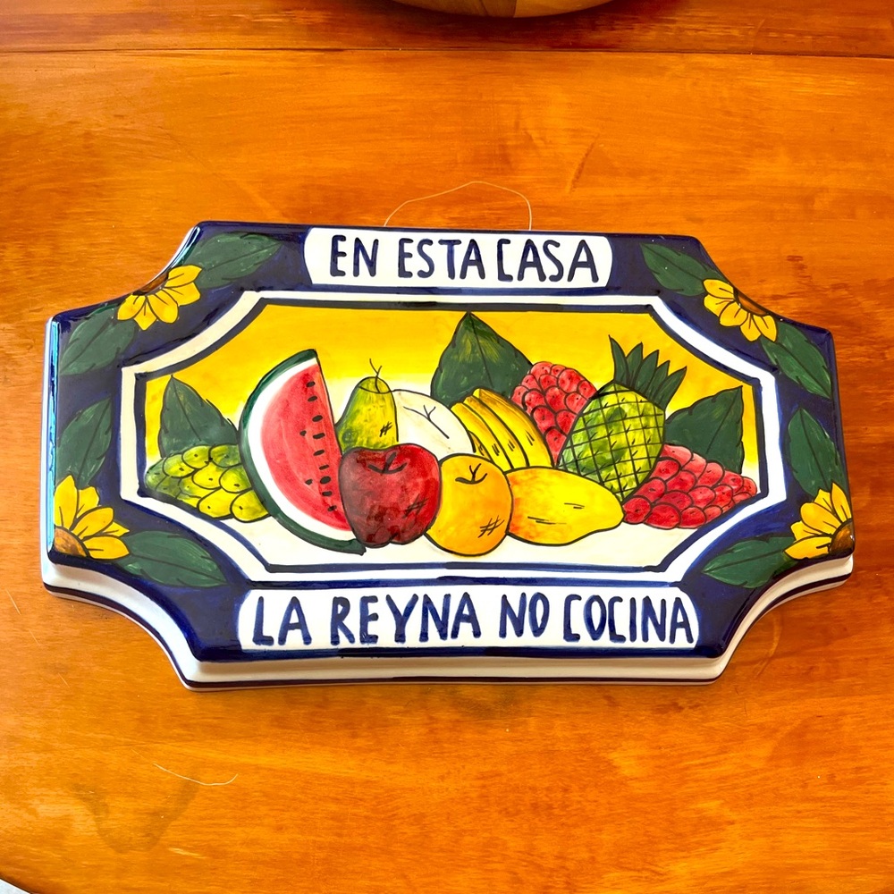 Talavera Mexican ceramic graphic wall art: EN ESTA CASA LA REYNA NO COCINA. EUC!